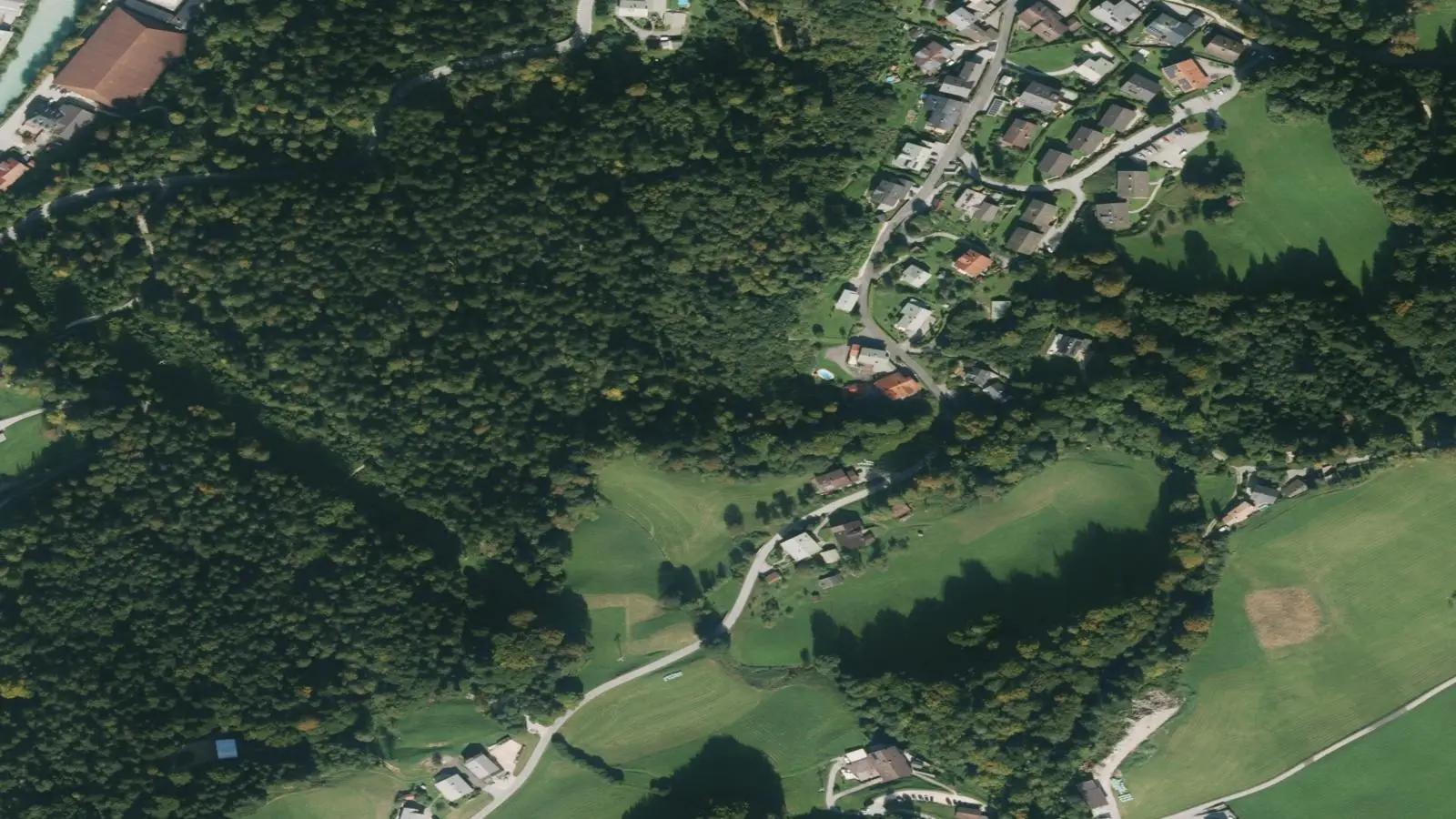 Luftbild des Ottenwalds oberhalb von Berchtesgaden mit der Waltenberger Straße und dem Waldgelände des Waldkindergartens.