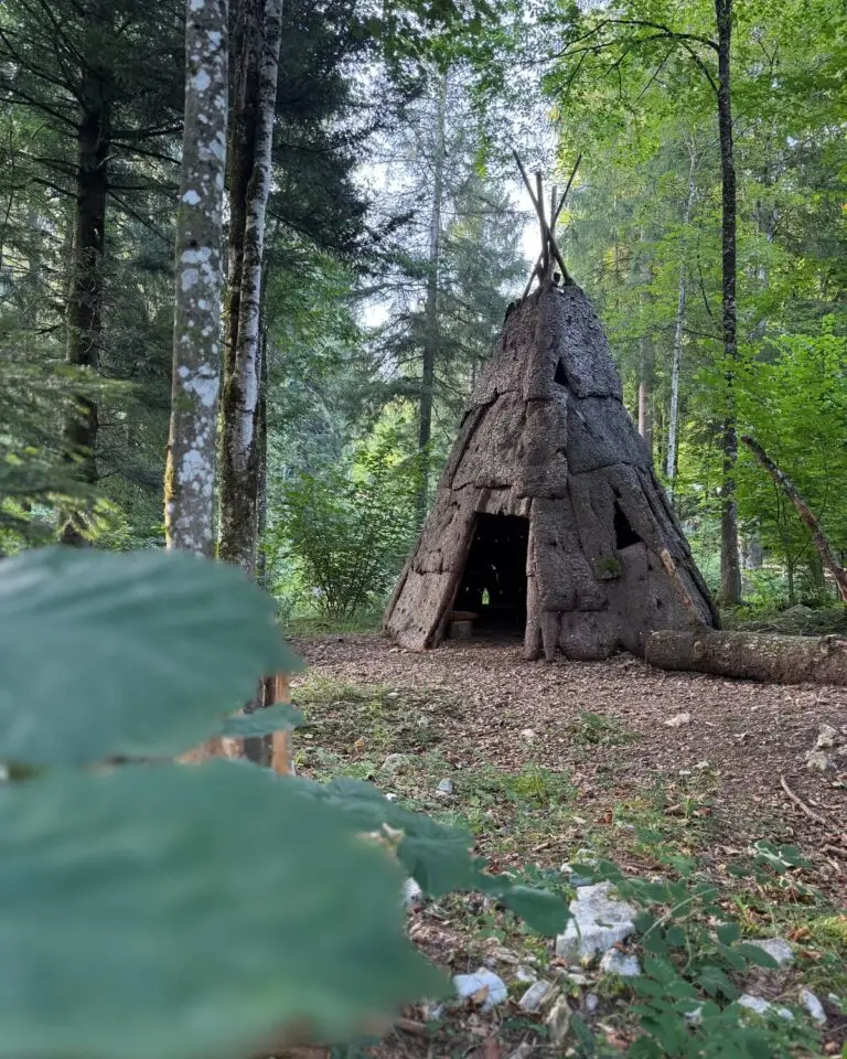 Großes Tipi aus Baumrinde auf dem Waldgelände des Waldkindergartens Berchtesgaden.